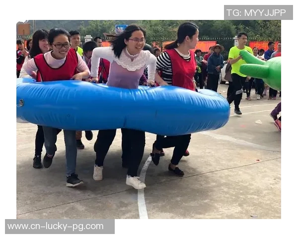 迷你足球大混乱引发的趣味对抗赛与友谊的碰撞与欢笑